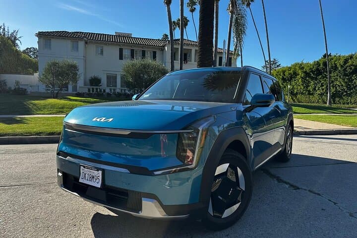 Explore Los Angeles in Style: Private SUV Tour with Expert Guide photo 3
