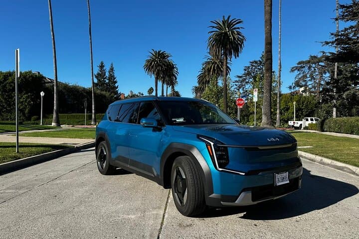Explore Los Angeles in Style: Private SUV Tour with Expert Guide photo 5
