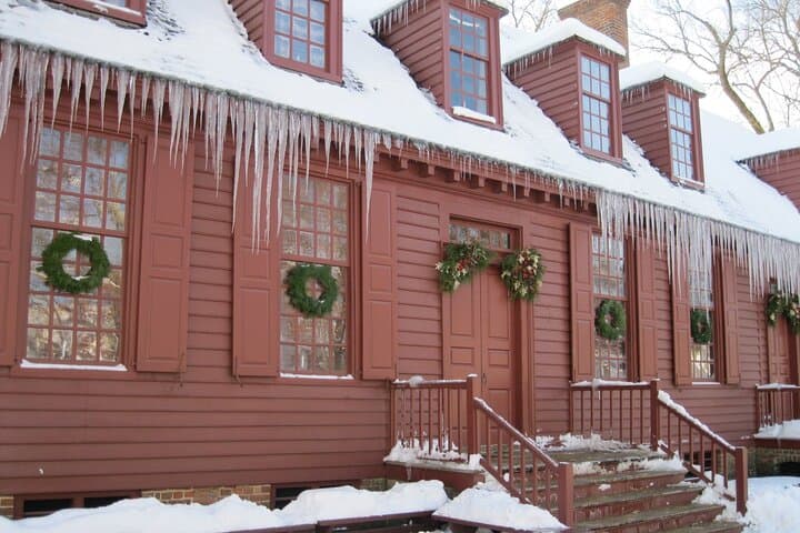 Private Colonial Williamsburg Christmas Decorations Walking Tour — Holiday Lights & History photo 4