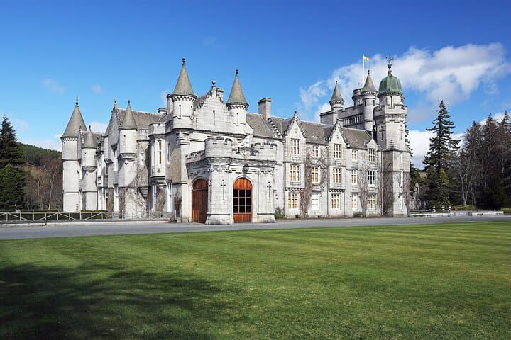 Private Balmoral Walk to the Queen's Retreat, Invercauld Bridge & Fife Arms Lunch
