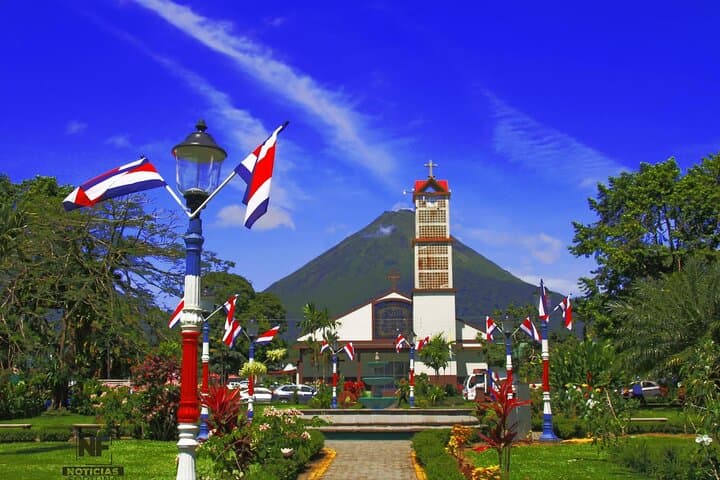 Arenal Volcano & Hot Springs Day Tour from San José