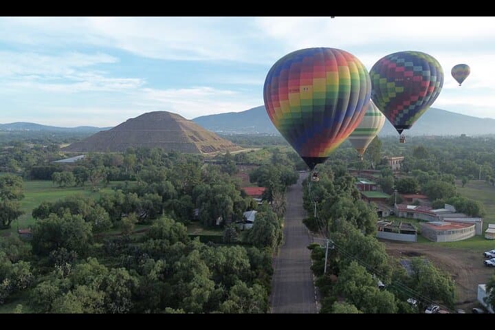 Dawn Hot-Air Balloon Over Teotihuacán with Cave Breakfast and Obsidian Workshop photo 6