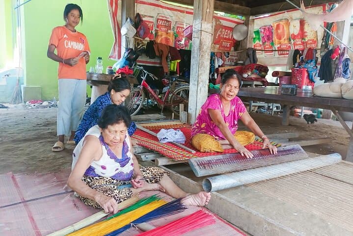 Silk Island Tuk Tuk: Mekong Villages, Weaving & Riverside Lunch near Phnom Penh