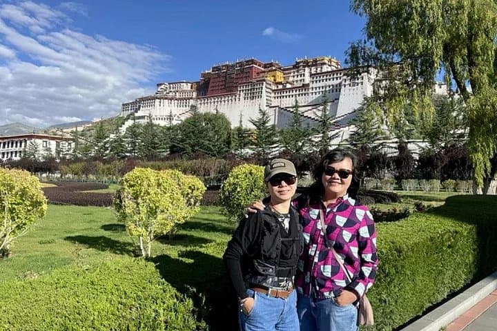 12-Day Lhasa, Everest & Mt Kailash Overland Pilgrimage: Lhasa to Kathmandu photo 2
