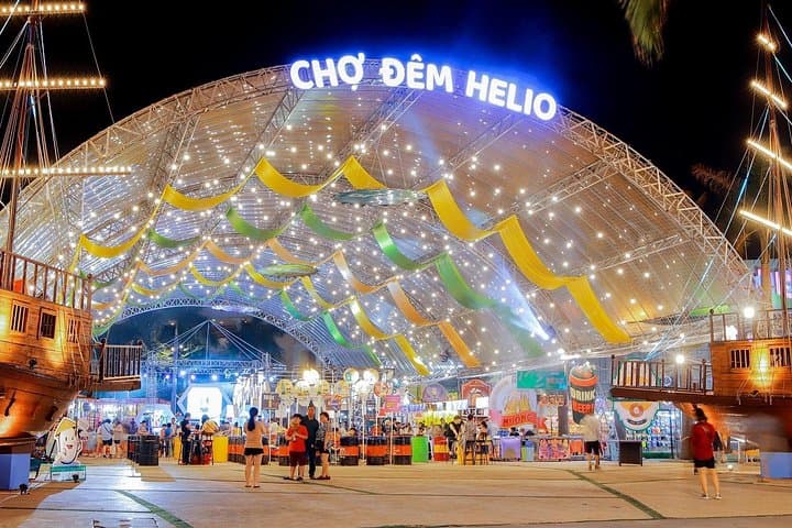 Da Nang Night Market & Han River Cruise: Private Evening Food and Light Tour photo 2