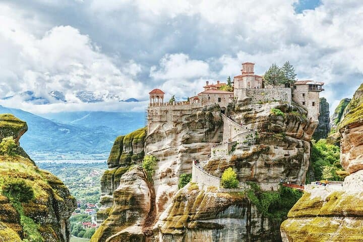 Delphi and Meteora: 2-Day Private Tour from Athens to the Oracle and Cliff-Top Monasteries
