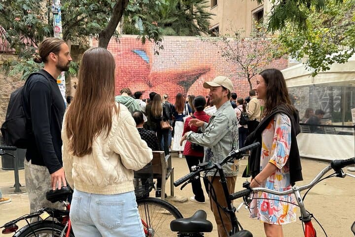 Barcelona Bike & eBike Tour: Gaudí, Gothic Quarter & Local Tapas