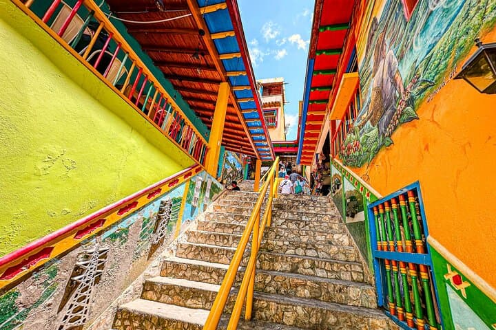 Climb Piedra del Peñol and Explore Guatapé’s Colorful Zócalos photo 2