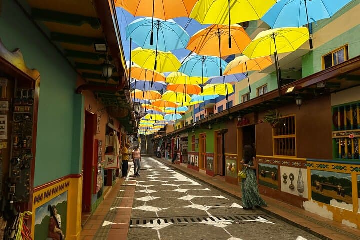 Climb Piedra del Peñol and Explore Guatapé’s Colorful Zócalos photo 5