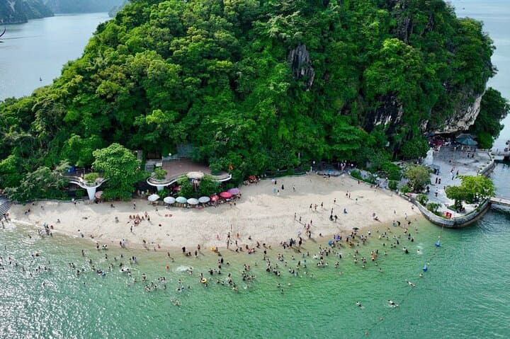 Iris Cruise Halong Bay: 7-Hour Luxury Day Cruise with Jacuzzi, Sung Sot Cave & Ti Top photo 2