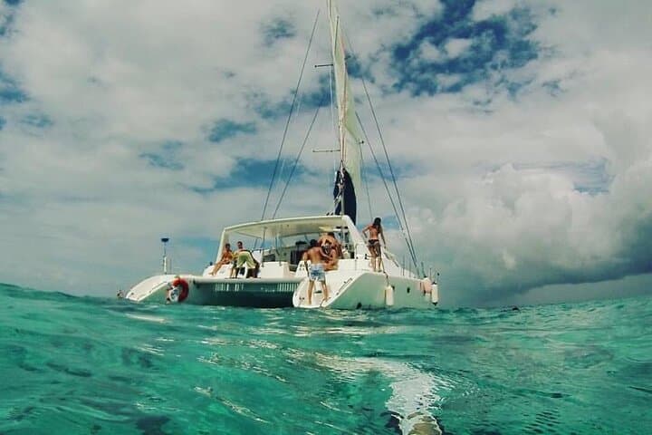 Roatán Catamaran Cruise: Snorkel, Ceviche & Open Bar on the South Shore photo 3