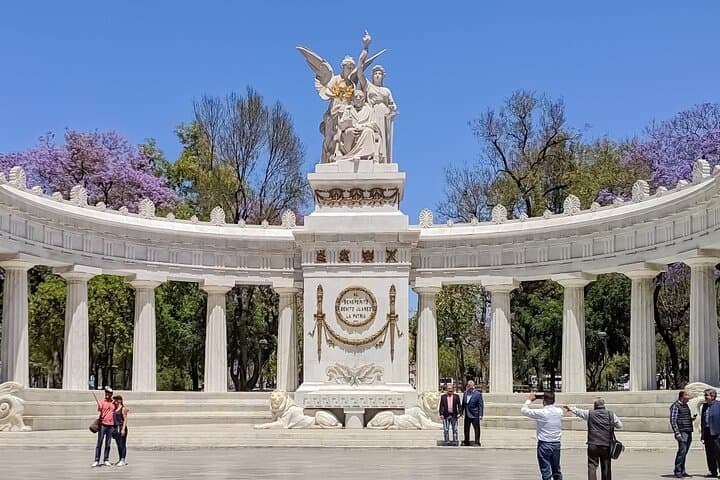 CDMX VIP Morning Tacos & Hot Drinks Walking Tour — Zócalo Food Crawl