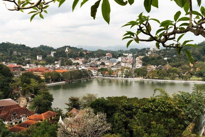 Kandy & Nuwara Eliya: 2-Day Hill Country Arrival from Katunayaka Airport
