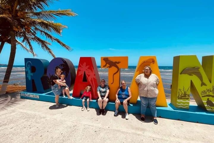 Roatán Sandy Bay Horseback Beach Ride with Chocolate & Rum Tasting photo 5