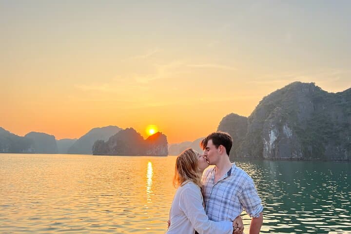 Cat Ba Sunset and Bioluminescent Kayaking in Lan Ha Bay