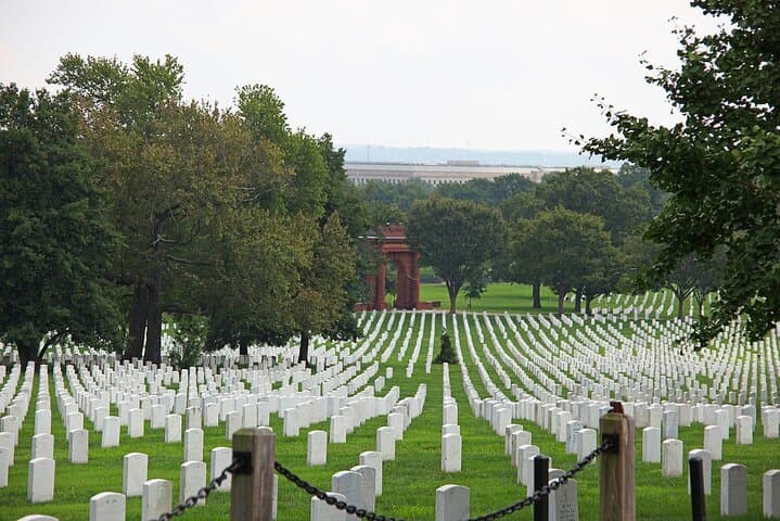 Private Arlington National Cemetery Tour — JFK, Tomb of the Unknowns & Memorials (English/Portuguese)