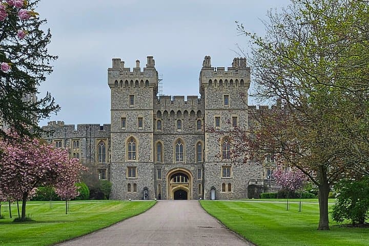 Heathrow to Southampton Transfer with Windsor Castle & Stonehenge: Fast-Track Private Tour