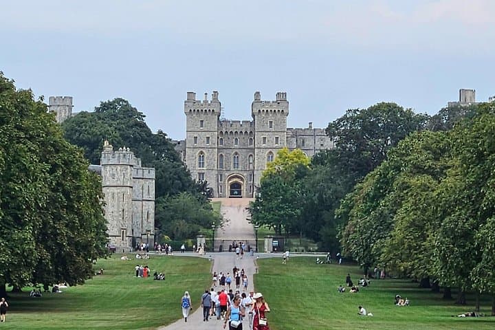Heathrow to Southampton Transfer with Windsor Castle & Stonehenge: Fast-Track Private Tour photo 5