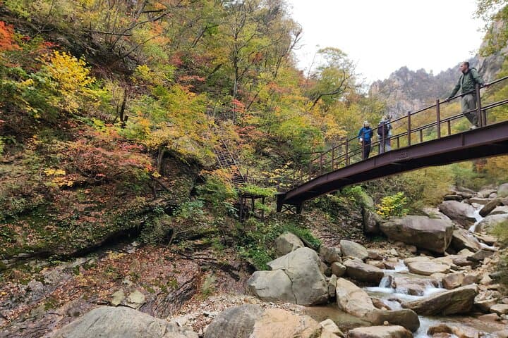 One-Day Hike at Seoraksan National Park from Seoul — Biseondae, Sinheungsa & Cable Car Options photo 4