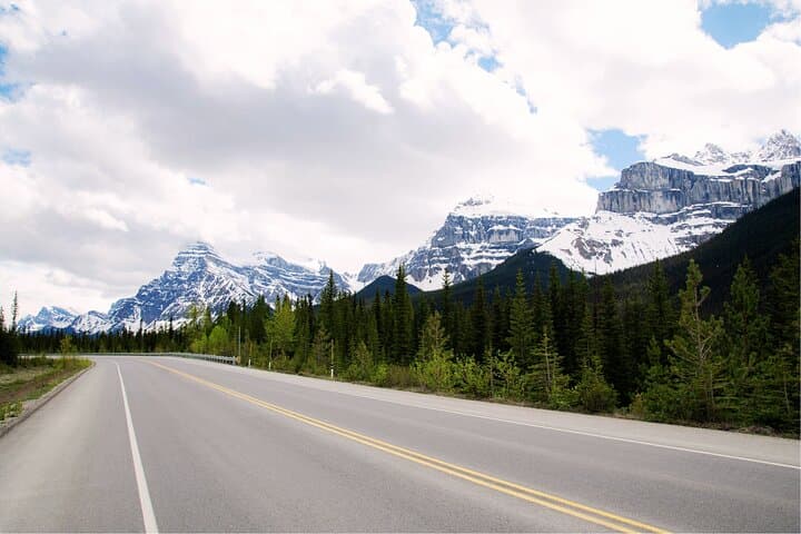 Icefields Parkway and Abraham Lake Bubbles Private Tour — Winter Day Trip from Canmore photo 2