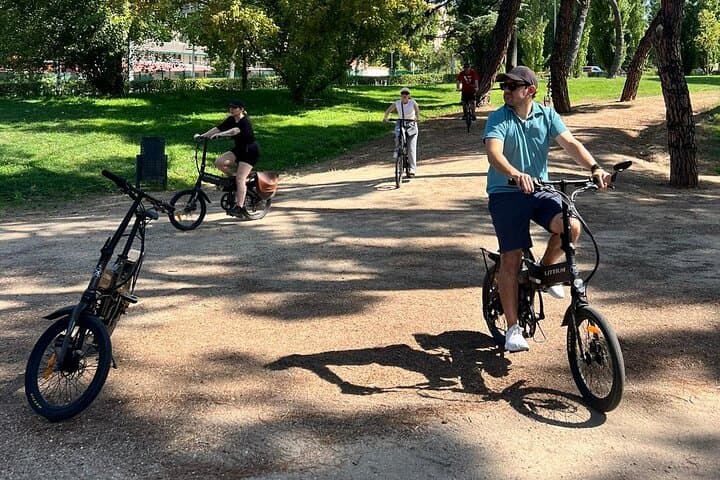 Ride Madrid: E‑Bike Rental Through Chueca, Retiro & Gran Vía photo 4