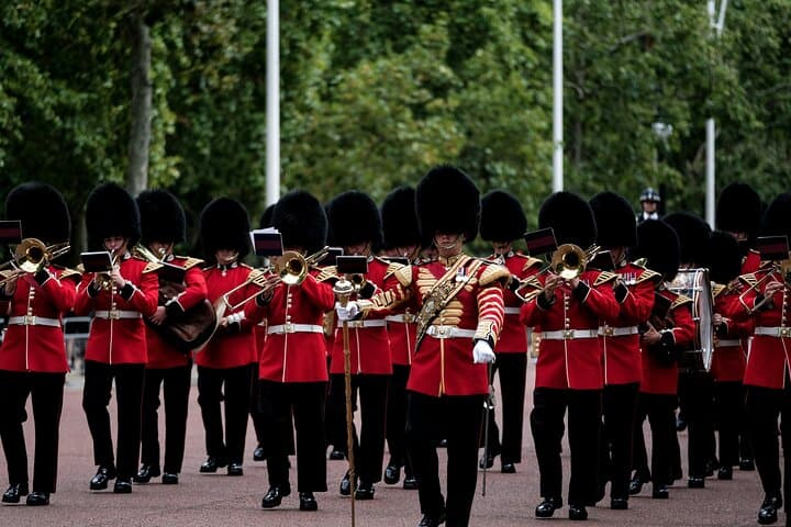 Buckingham Palace Visit & Changing of the Guard: Small-Group Tour & State Rooms Entry photo 2