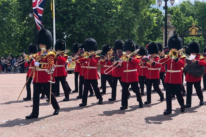 Buckingham Palace Visit & Changing of the Guard: Small-Group Tour & State Rooms Entry photo 4