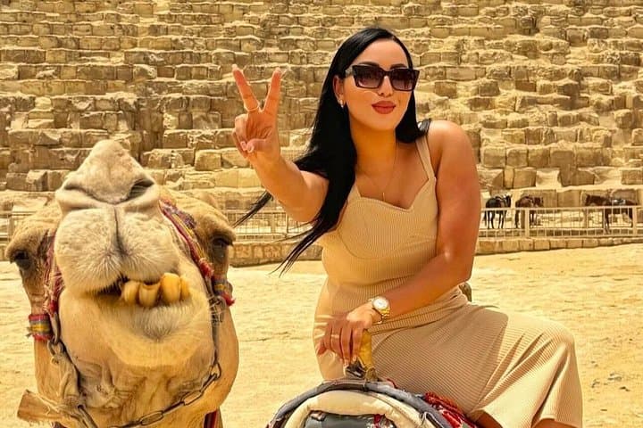 Private Pyramids Photo Tour at Giza with Professional Photographer