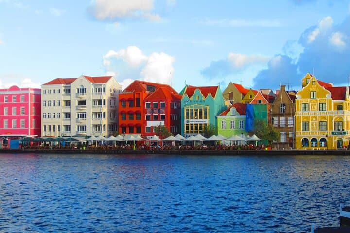 Willemstad Shop and Beach Tour: Punda, Chobolobo & Mambo Beach