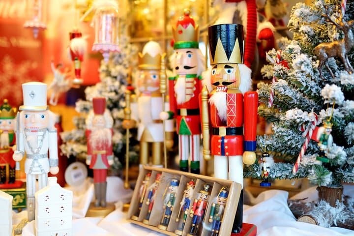 Budapest Christmas Markets Scavenger Hunt — Interactive Holiday Game in Vörösmarty Square photo 4