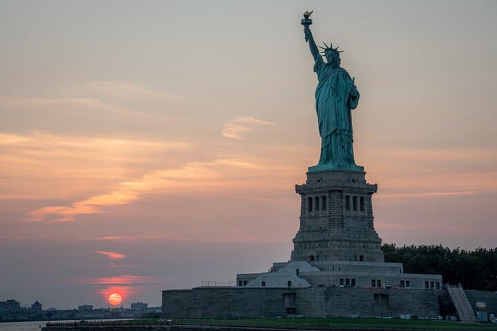 Statue of Liberty Sunset Cruise: 90-Minute Circle Line NYC Harbor Voyage photo 6