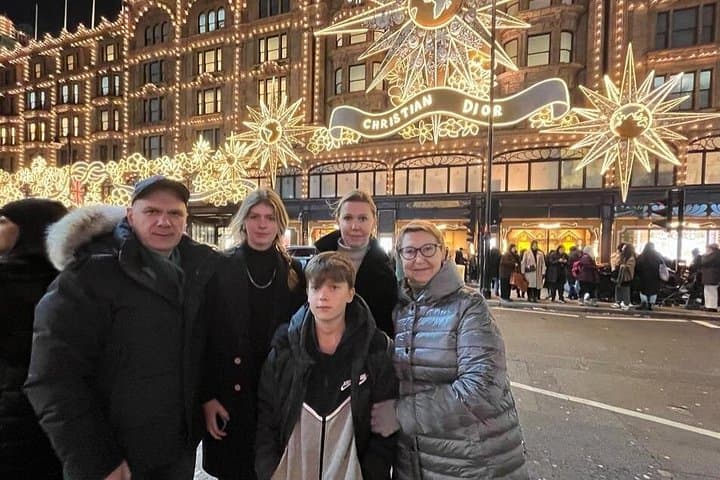 London Christmas Lights Private Taxi Tour — Guided Evening Drive Through Festive Lights photo 2
