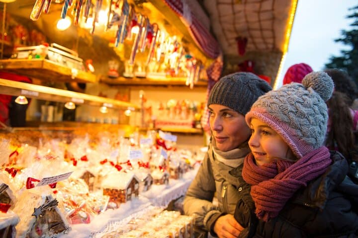 Budapest Christmas Markets Scavenger Hunt — Interactive Holiday Game in Vörösmarty Square photo 3