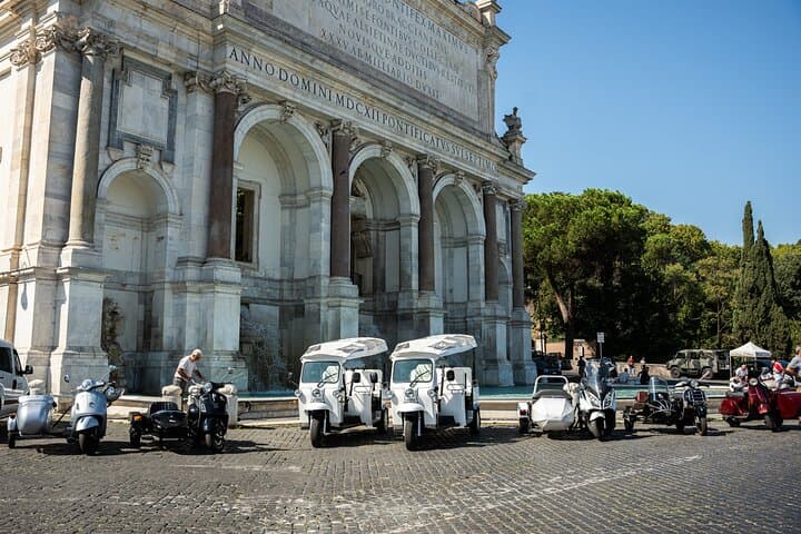 Rome 2-Hour Electric Tuk-Tuk Highlights Tour: Colosseum, Vatican & Gianicolo Views photo 3