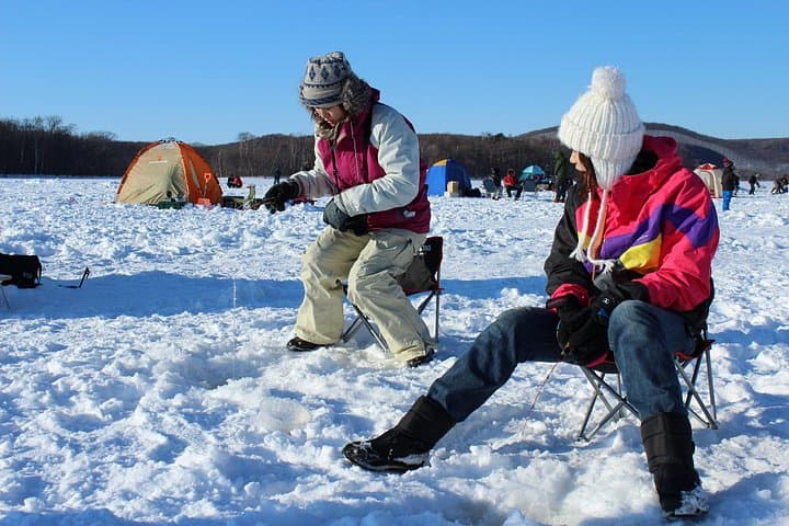 Ice Fishing on Lake Abashiri: Wakasagi Tempura Experience in Hokkaido