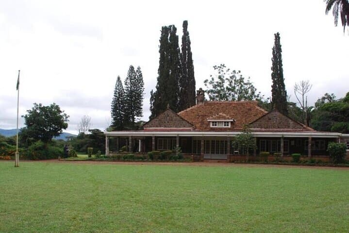 Giraffe Centre, Karen Blixen Museum & Carnivore Lunch — Nairobi Day Tour photo 2