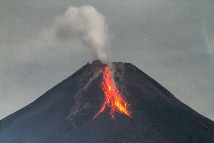 Merapi Night Lava Viewing from Yogyakarta — Safe-Distance Volcano Tour photo 5
