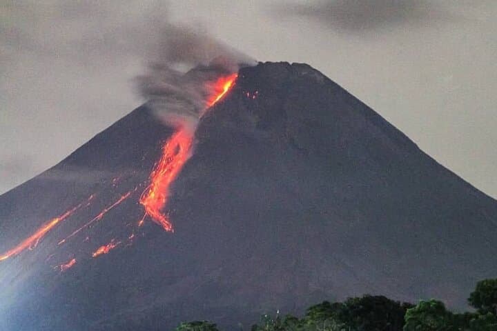 Merapi Night Lava Viewing from Yogyakarta — Safe-Distance Volcano Tour photo 3