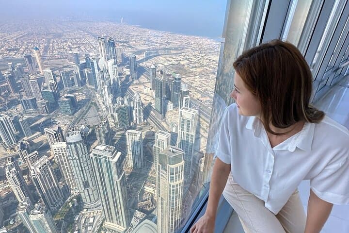 Burj Khalifa At The Top & Dubai Aquarium Combo Tickets — Observation Deck and Aquarium Guide photo 4