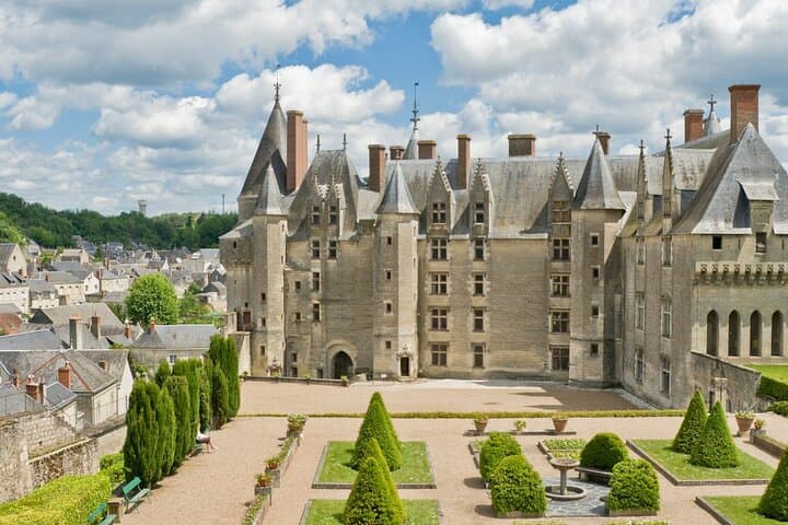 3-Day Loire Valley: 7 Castles & 2 Wine Tastings — Private Tour from Paris photo 3
