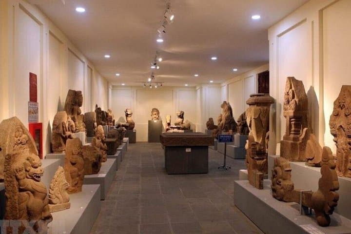 Private Da Nang City Tour from Chan May Port — Marble Mountains, Cham Museum & Linh Ung photo 4