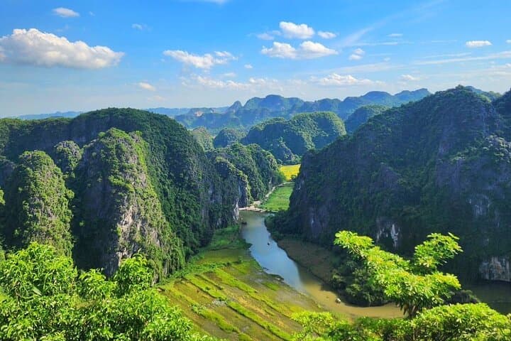 Full-Day Ninh Binh: Hoa Lu, Tam Coc Boat Ride & Mua Cave Viewpoint photo 4