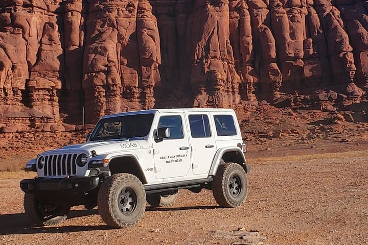 Needles Canyonlands 4x4 Jeep Tour from Moab — Off‑Road to the Red Spires photo 1