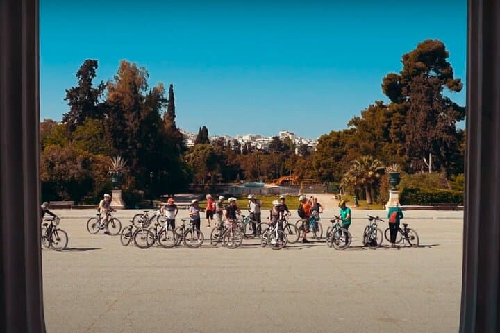 Athens Scenic e-Bike Tour: Glide Past the Acropolis and Historic Backstreets