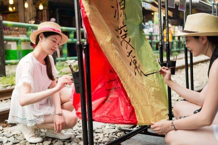 Jiufen, Shifen Waterfall & Pingxi Sky Lantern Day Tour from Taipei photo 5