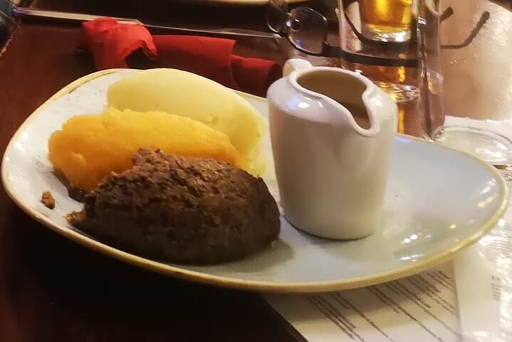 Edinburgh food and whisky walking tour: cheese, sweets & local spirits photo 5