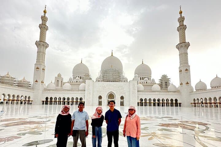 Abu Dhabi Private City Tour: Sheikh Zayed Mosque, Corniche & Yas Island Photo Stops