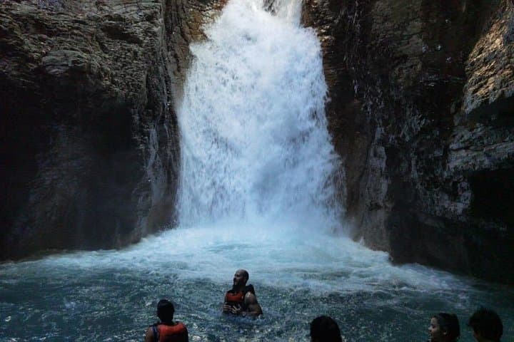 La Leona Falls Guided Hike, Cave Swim and Class I–III Tubing from Liberia photo 2