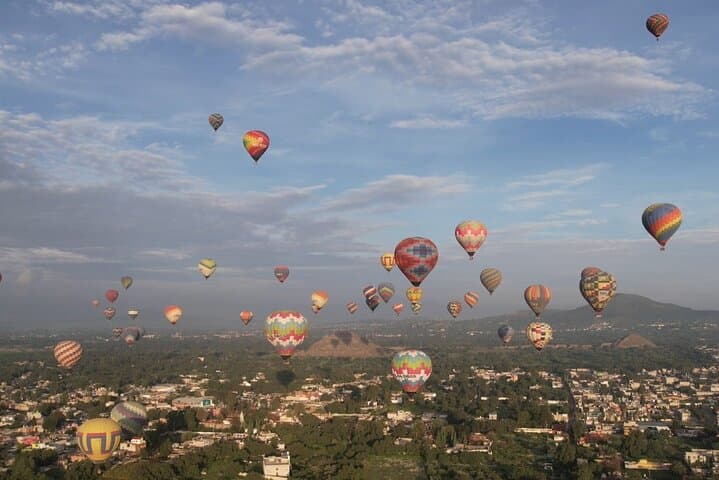 Dawn Balloons Over Teotihuacan: Sunrise Flight with Breakfast & Transport