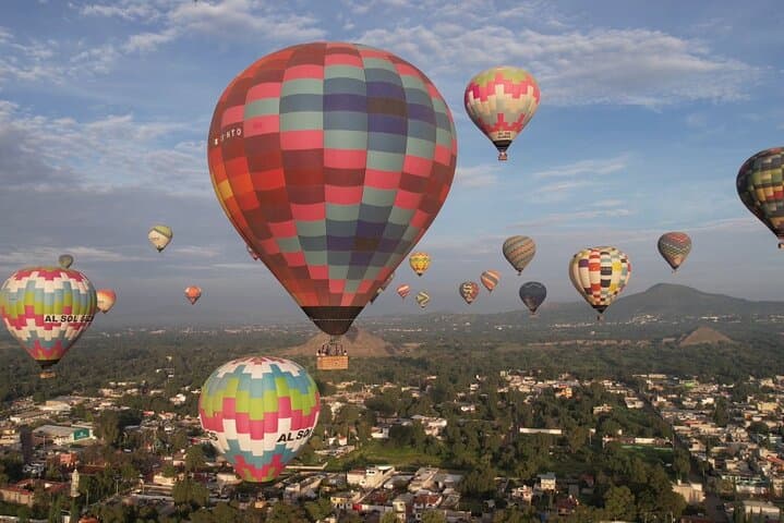 Dawn Balloons Over Teotihuacan: Sunrise Flight with Breakfast & Transport photo 2